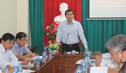 Chủ tịch UBND tỉnh Lê Văn Hưởng phát biểu kết luận tại buổi làm việc.