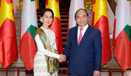 Thủ tướng Nguyễn Xuân Phúc và Cố vấn Nhà nước, Bộ trưởng Bộ Ngoại giao-Bộ trưởng Văn phòng Tổng thống Cộng hòa Liên bang Myanmar Aung San Suu Kyi. Ảnh: VGP/Quang Hiếu