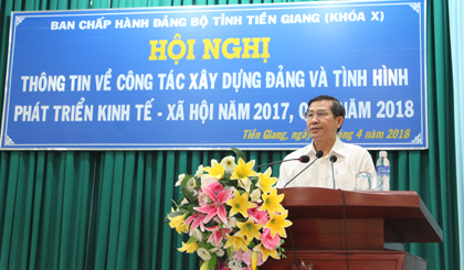 Đồng thời, đồng chí Lê Văn Hưởng, thông báo tóm tắt tình hình phát triển kinh tế xã hội năm 2017 và quý I năm 2018