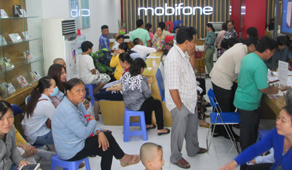 Rất đông khách hàng đến bổ sung thông tin tại điểm giao dịch Mobifone Tiền Giang.