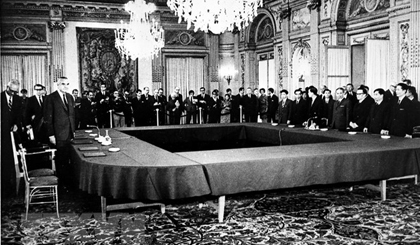 Cuộc nói chuyện chính giữa Chính phủ Việt Nam Dân chủ Cộng hòa và Chính phủ Hoa Kỳ về hòa bình ở Việt Nam tại Phòng họp Trung tâm Hội nghị Quốc tế ở Paris ngày 13/5/1968.(Đoàn Việt Nam ngồi phía bên phải). (Ảnh Tư liệu/TTXVN)