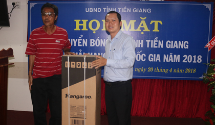 Đại diện Siêu thị điện máy Nguyễn Kim Tiền Giang trao tặng Đội Bóng đá Tiền Giang một  bộ máy nước nóng - lạnh.