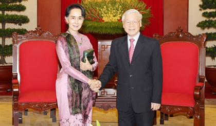 General Secretary of the Communist Party of Vietnam (CPV) Central Committee Nguyen Phu Trong shakes hands with Myanmar State Counsellor Aung San Suu Kyi in their meeting in Hanoi on April 20. (Photo: VNA)