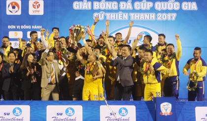 Song Lam Nghe An FC tops the Vietnam National Football Cup last year. (Photo: VNA)
