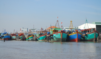 Các tàu đánh bắt thủy hải sản vào neo đậu tại cảng cá Vàm Láng.
