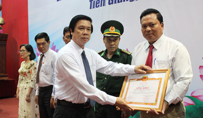 Đồng chí Nguyễn Văn Danh, trao Bằng khen cho các tập thể có thành tích qua 02 năm thực hiện Chỉ thị 05 