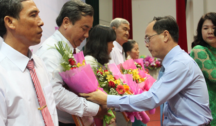 Đồng chí Trần Kim Trát, trao bằng khen cho các cá nhân có thành tích qua 02 năm thực hiện Chỉ thị 05