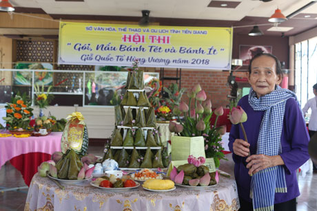 Cụ bà  Đinh Thị Tùng của đơn vị Tân Phú Đông đã 78 tuổi vui vẻ đi xem đội nhà thi tài.