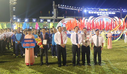 Các đồng chí lãnh đạo tỉnh tặng hoa cho các đoàn thể thao tham dự Đại hội.