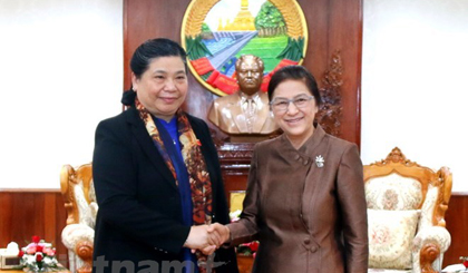 Vice Chairwoman of the Vietnamese National Assembly Tong Thi Phong (left) and Chairwoman of the Lao National Assembly Pany Yathotou (Source: VNA)