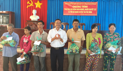  Ông Phan Văn Hà, Chủ tịch Hội tặng quà cho các gia đình có hoàn cảnh khó khăn