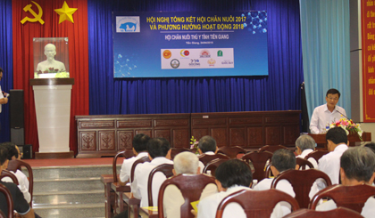 Chủ tịch Hội Chăn nuôi và Thú y tỉnh Nguyễn Minh Thuần phát biểu tại hội nghị.