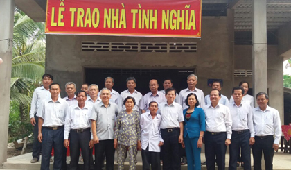 Nguyên Chủ tịch nuớc Nguyễn Minh Triết cùng các đại biểu chụp ảnh lưu niệm cùng gia đình ông Trần Văn Đạo.