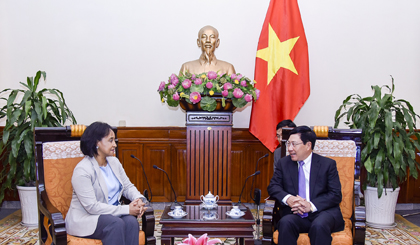 Deputy Prime Minister and Foreign Minister Pham Binh Minh (R) and Moroccan Secretary of State to the Ministry of Foreign Affairs and International Cooperation Mounia Boucetta. Photo:MOFA