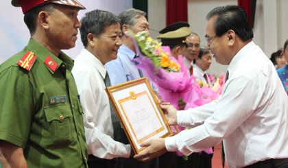 Standing Deputy Secretary of the Provincial Standing Committee Vo Van Binh awarded the certificate of merit of the Provincial Party Committee to outstanding individuals 