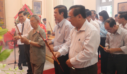   The leaders and the former leaders of the province offer incense to commemorate the death anniversary of Hung Kings