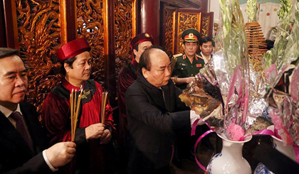  PM Nguyen Xuan Phuc and delegates offer incense at Thuong Temple at the Hung Kings Temple Relic Site. (Photo: NDO)