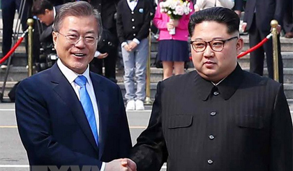 Tổng thống Hàn Quốc Moon Jae-in (trái) bắt tay hữu nghị Nhà lãnh đạo Triều Tiên Kim Jong-un (phải) tại làng đình chiến Panmunjom. Nguồn: YONHAP/TTXVN