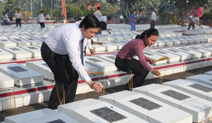 Đồng chí Nguyễn Văn Danh thắp hương lên phần mộ các liệt sĩ