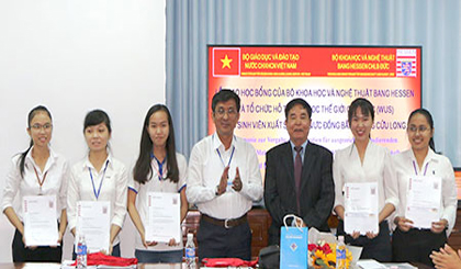 At the awarding schoolarship ceremony. Photo: tiengiang.gov.vn
