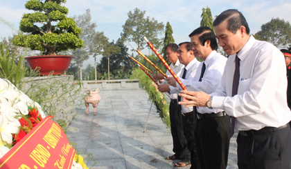Comrade Nguyen Van Danh and comrade Le Van Huong put wreaths at the provincial martyr's cemetery.