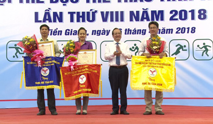 Deputy Chairman of the Tien Giang provincial People's Committee Tran Thanh Duc awarded the first, second and third prizes to units. Photo: thtg.vn