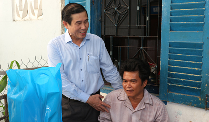 Đồng chí Lê Văn Hưởng thăm hỏi sức khỏe công nhân lao động ở Phường 4, Tp. Mỹ Tho
