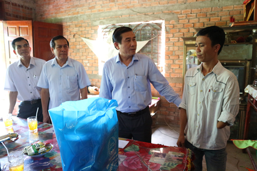 Đồng chí Lê Văn Hưởng thăm hỏi sức khỏe công nhân lao động ở huyện Tân Phước.