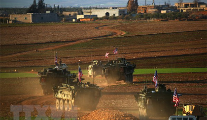 Các lực lượng Mỹ được triển khai gần làng Yalanli, ngoại ô Manbij, Syria. Nguồn: AFP/TTXVN