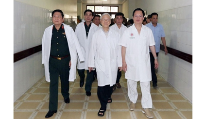 Party General Secretary Nguyen Phu Trong (C) and his delegation visit former Party General Secretary Do Muoi and former President Le Duc Anh at Military Hospital 108 in Hanoi on April 28. (Photo: VNA)