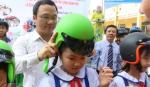 Ủy ban ATGT phát động và tặng mũ bảo hiểm cho trẻ em