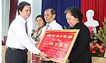 Đồng chí Trần Thị Kim Cúc nhận Huy hiệu 50 năm tuổi Đảng