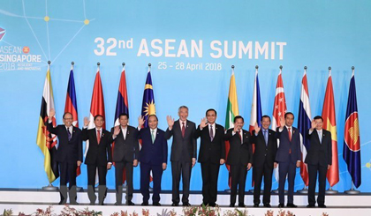 Prime Minister Nguyen Xuan Phuc (the fourth from left) and other ASEAN leaders at the 32nd ASEAN Summit (Source:VNA)