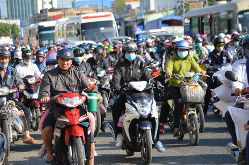 Dưới cái nắng gay gắt, hàng ngàn người trở lại TP.Hồ Chí Minh làm việc.