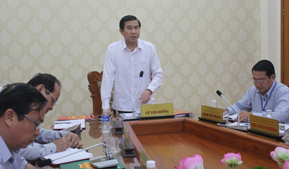 Chủ tịch UBND tỉnh Lê Văn Hưởng phát biểu kết luận phiên họp.