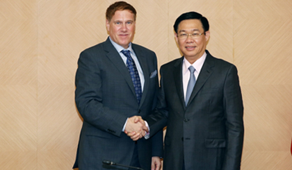 Deputy Prime Minister Vuong Dinh Hue (R) and AmCham Chairman Michael Kelly (Photo: VGP)