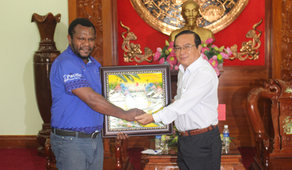 Tặng quà lưu niệm của tỉnh Tiền Giang cho Đoàn công tác Bộ Thủy sản và Tài nguyên biển Papua New Guinea.