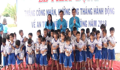 presented milk from the “Tam long vang” fund to 30 children of disadvantaged workers