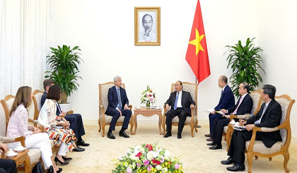Prime Minister Nguyen Xuan Phuc receives JPMorgan Chase Chairman and CEO Jamie Dimon
