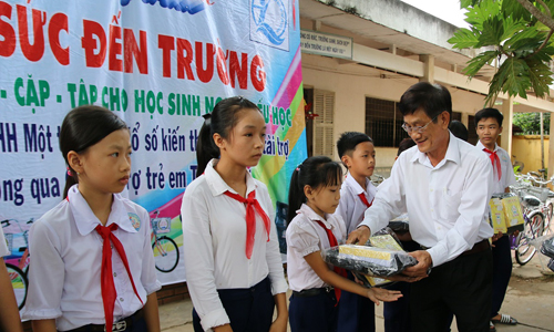 Giám đốc Sở LĐ-TB-XH Phạm Minh Trí trao quà và xe đạp cho HS.