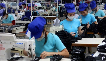 Vietnam’s manufacturing growth picks up in April following sharp rises in new orders and output. (Photo: VNA)