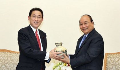 PM Nguyen Xuan Phuc (R) presents a souvenir to Fumio Kishida, Chairman of the Policy Research Council of the Liberal Democratic Party of Japan (Photo: VNA)