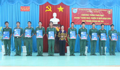 Chủ tịch Hội Liên Hiệp Phụ nữ tỉnh Nguyễn Thị Kim Phượng tặng quà cho các chiến sĩ.
