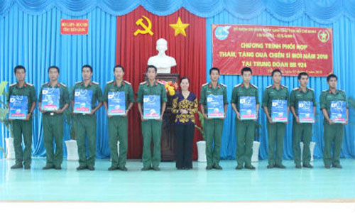 Chairwoman of the Women's Union Nguyen Thi Kim Phuong presents gifts to soldiers. Photo: DO PHI
