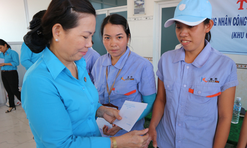 Hơn 400 công nhân Công ty Dệt KANG NA nhận được hỗ trợ tiền mặt 300.000 đồng/người.