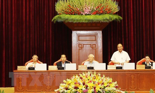 NPrime Minister Nguyen Xuan Phuc (standing) presides over the meeting (Photo: VNA)