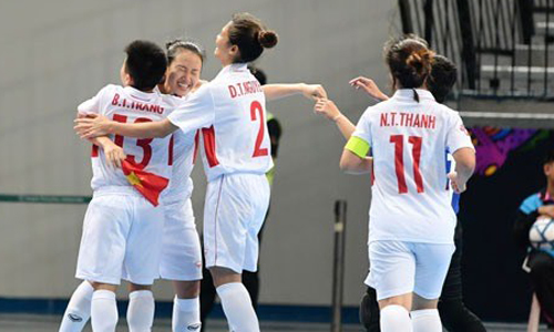 Vietnamese female footballers will meet Indonesian rivals in the quarter-finals of AFC Women's Futsal Championship 2018. (Photo: VNA)