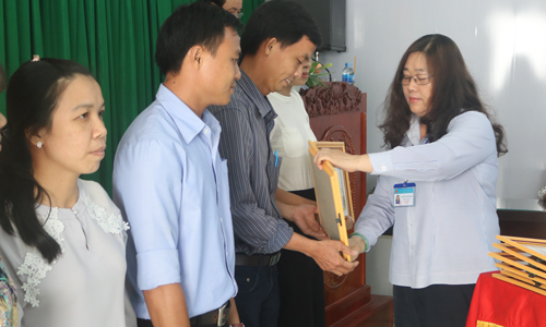 Phó Giám đốc Đài PTTH Tiền Giang Nguyễn Thị Tho Đông trao giấy khen cho các cộng tác viên tiêu biểu.