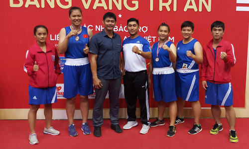 Ban Huấn luyện và các VĐV Đội Boxing tỉnh tại Giải vô địch cúp các câu lạc bộ boxing toàn quốc năm 2018.