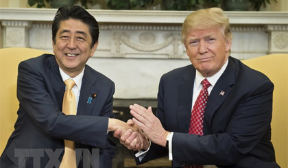 Thủ tướng Nhật Bản Shinzo Abe và Tổng thống Mỹ Donald Trump. Ảnh: AFP/TTXVN